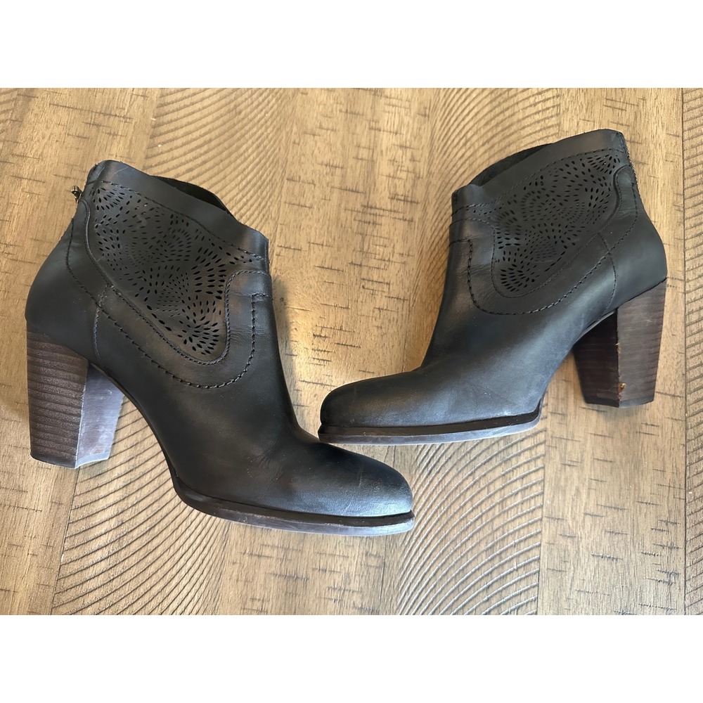 UGG Lucianna Mar Black Leather Laser-Cut Ankle‎ Boots – Size 7.5